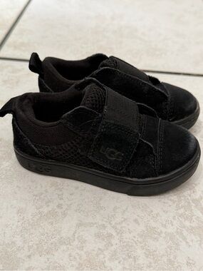 UGG Kids Rennon Low Black
Mesh Sneakers - size 6 - worn once!